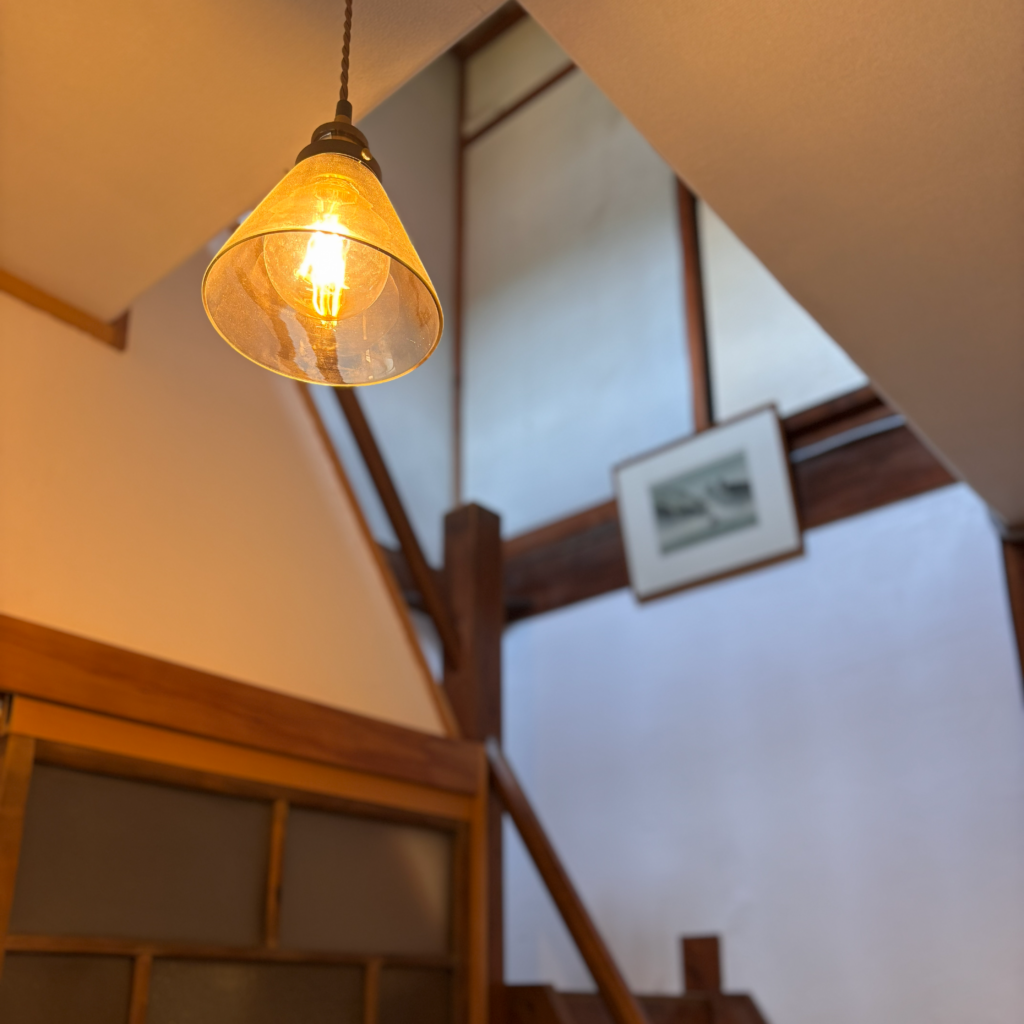 「新」の階段と照明の写真