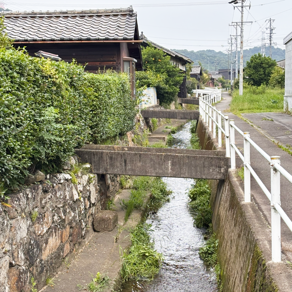 「新」裏手の水路の写真